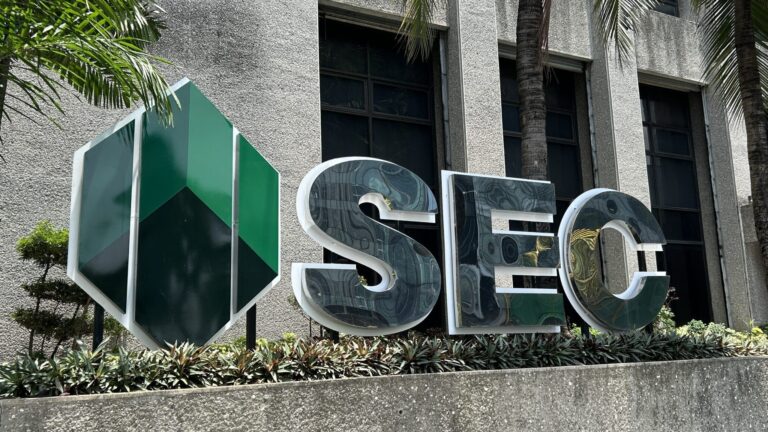 أمريكي يواجه عقوبة الحبس لاختراق حساب هيئة الأوراق المالية (SEC) عبر "تبديل الشريحة"